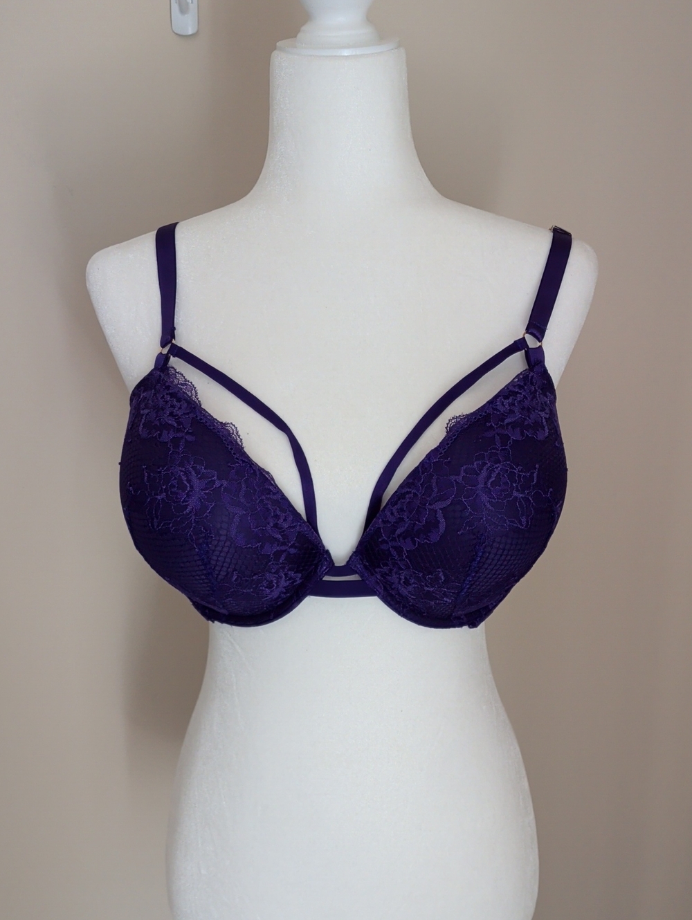 Victoria's Secret Purple Lace Strappy Push-Up Bra Size 38 DD
